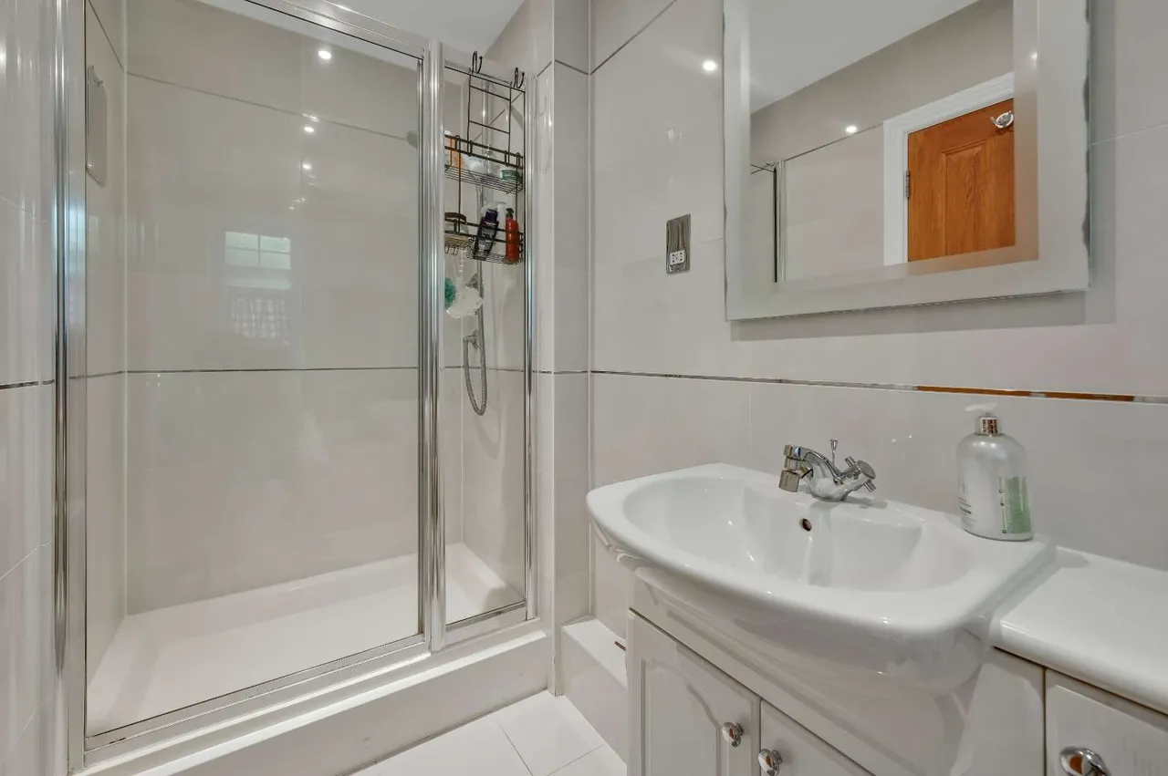 Ashley Road, Walton-on-Thames, KT12, photo 8