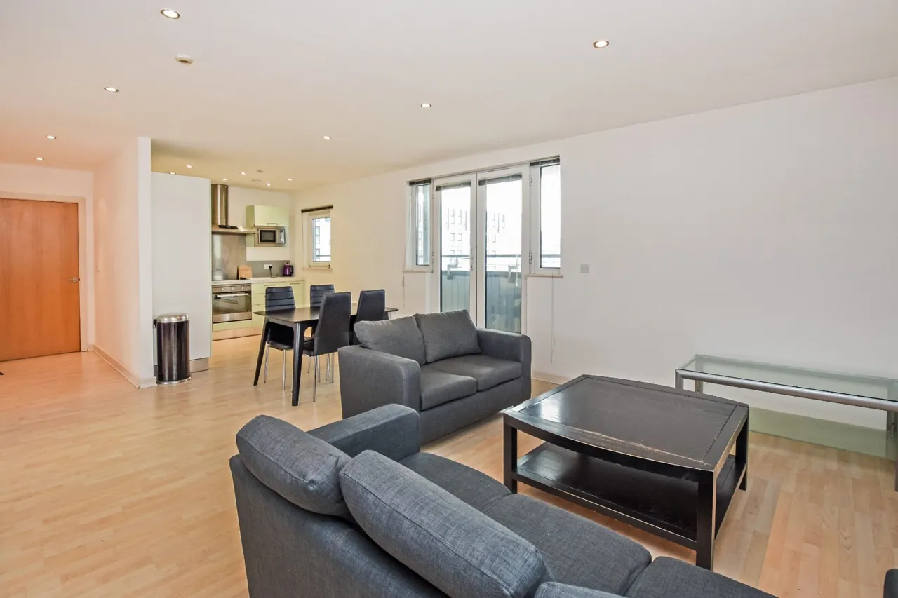 3 bed flat to rent, Simpson Street, Noma, M4