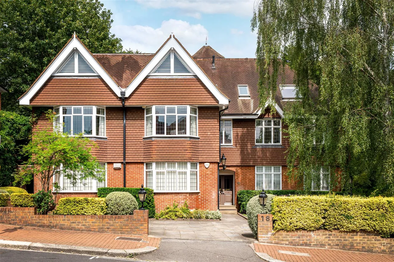3 bed flat for sale — Greenaway Gardens, Hampstead, London, NW3 7DH