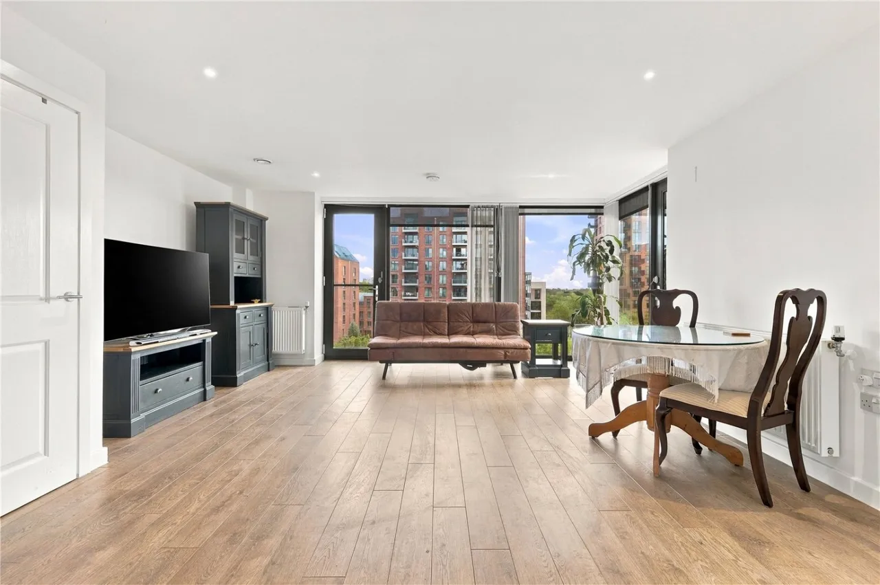 2 bed flat to rent, Waterside Way, London, N17