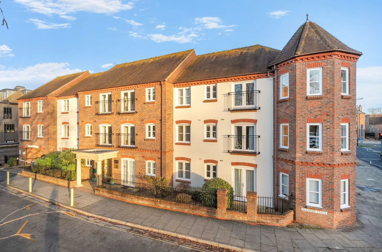 2 bed property for sale, Deanery Close, Chichester, PO19