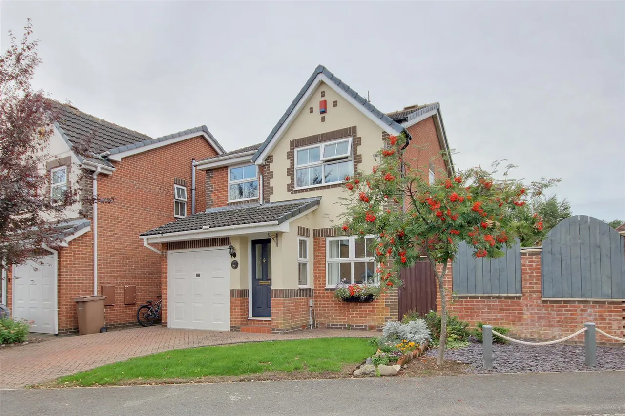 3 bed house for sale — Poplars Way, Beverley