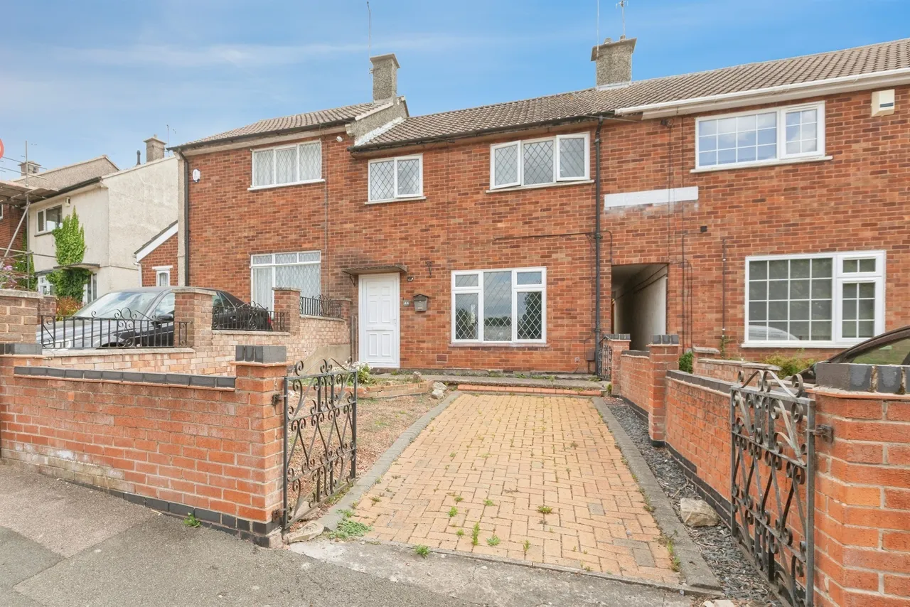3 bed house for sale — Featherstone Drive, Leicester