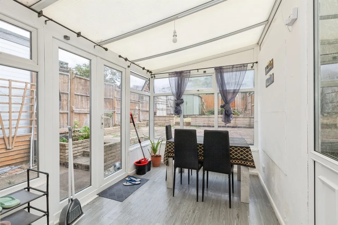 Featherstone Drive, Leicester, photo 9