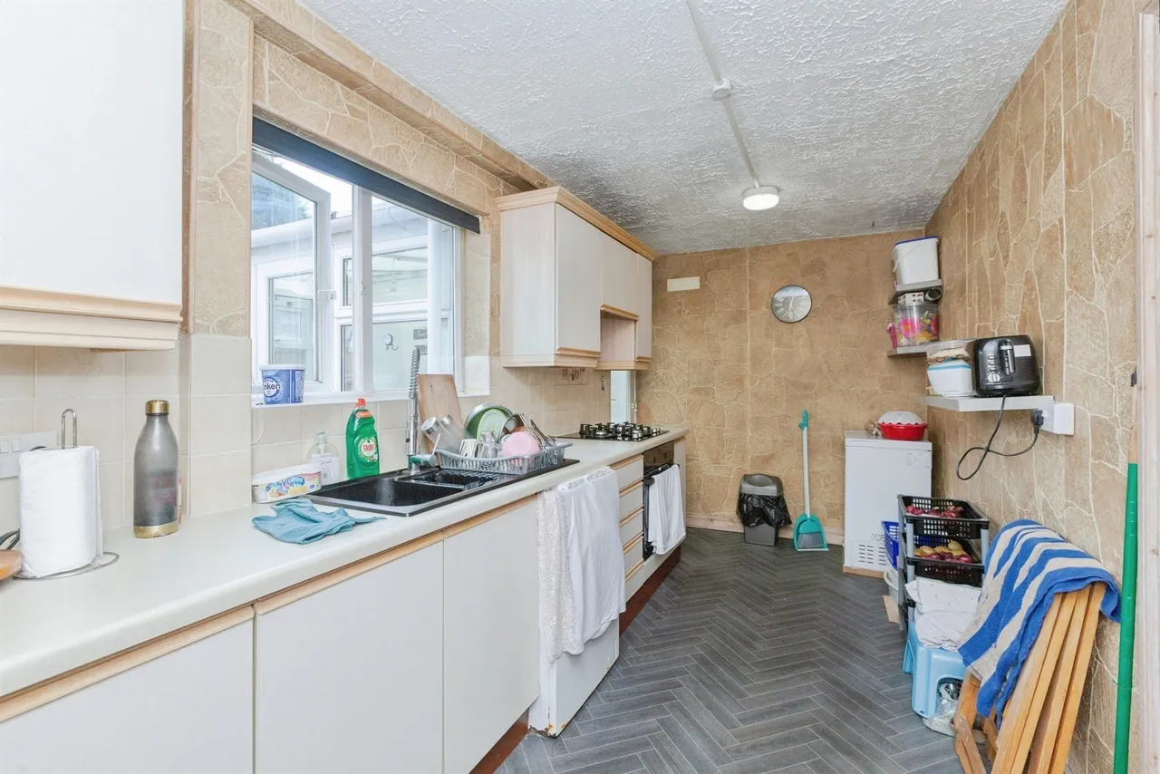 Featherstone Drive, Leicester, photo 6