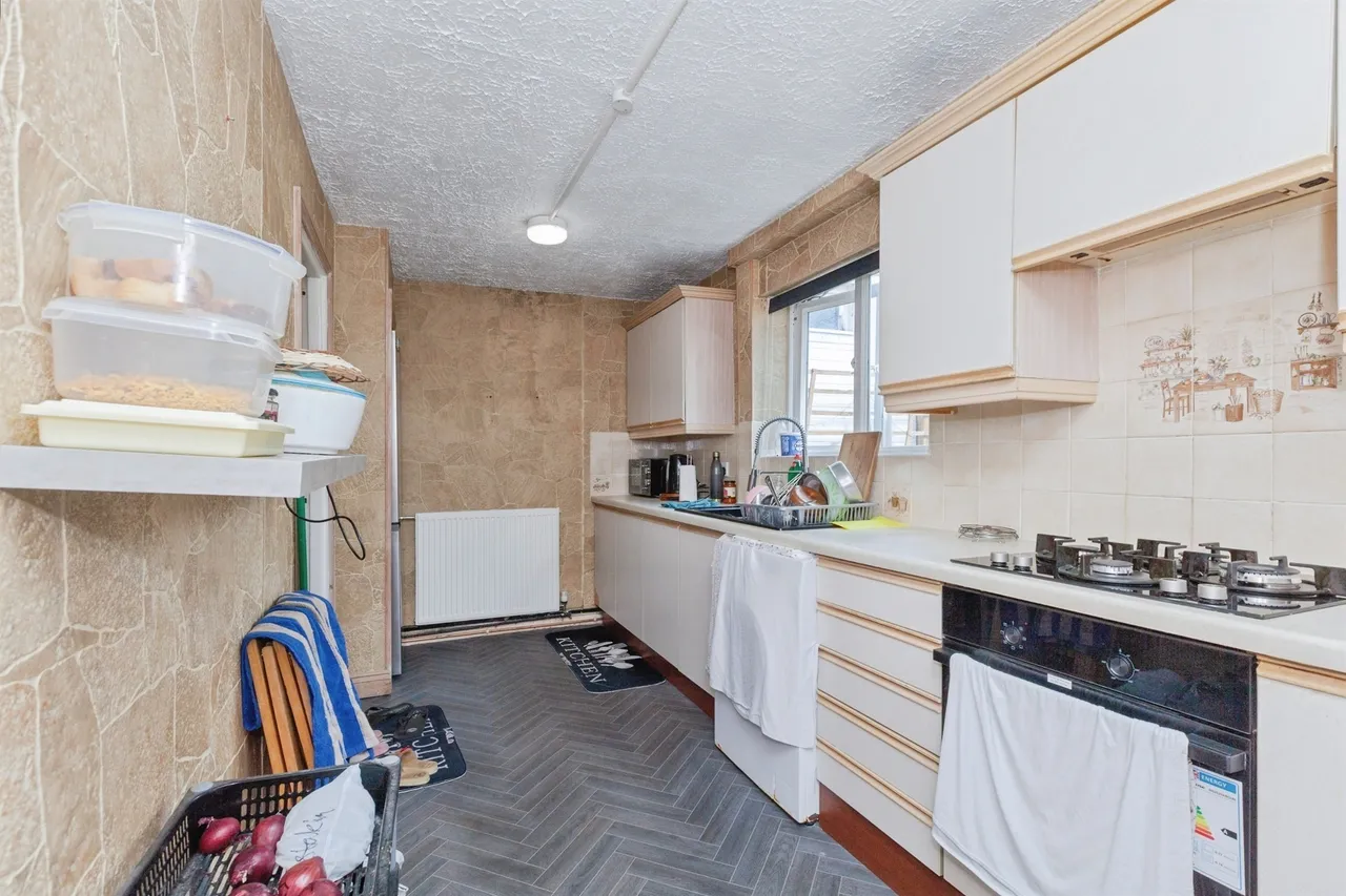 Featherstone Drive, Leicester, photo 7