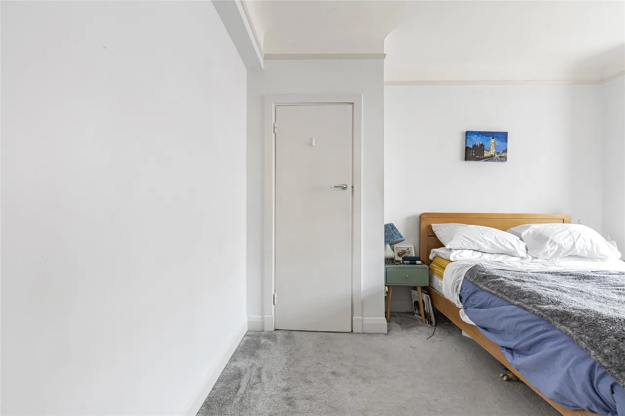 Balham High Road, London, SW17, photo 4