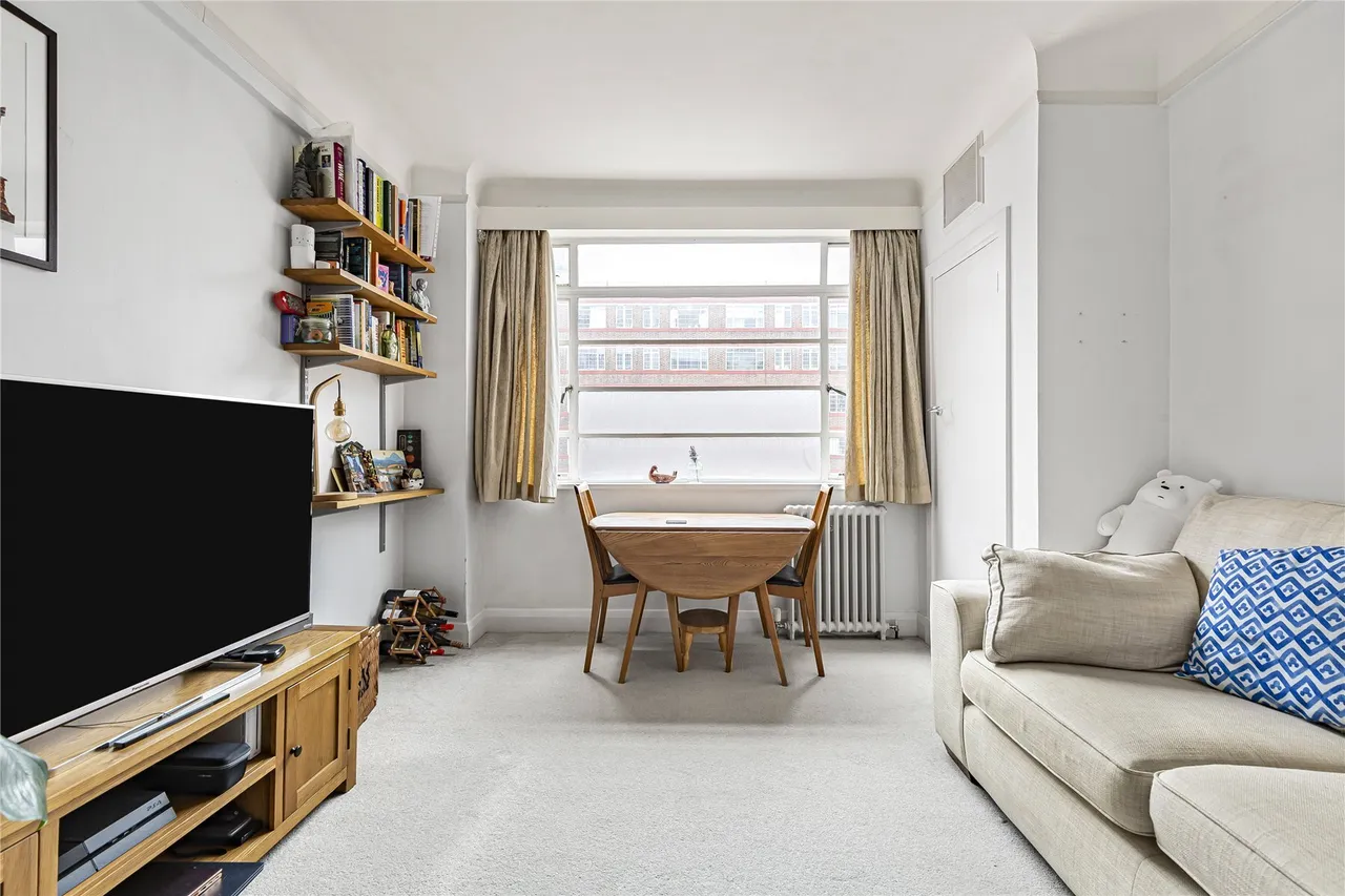 Balham High Road, London, SW17, photo 2