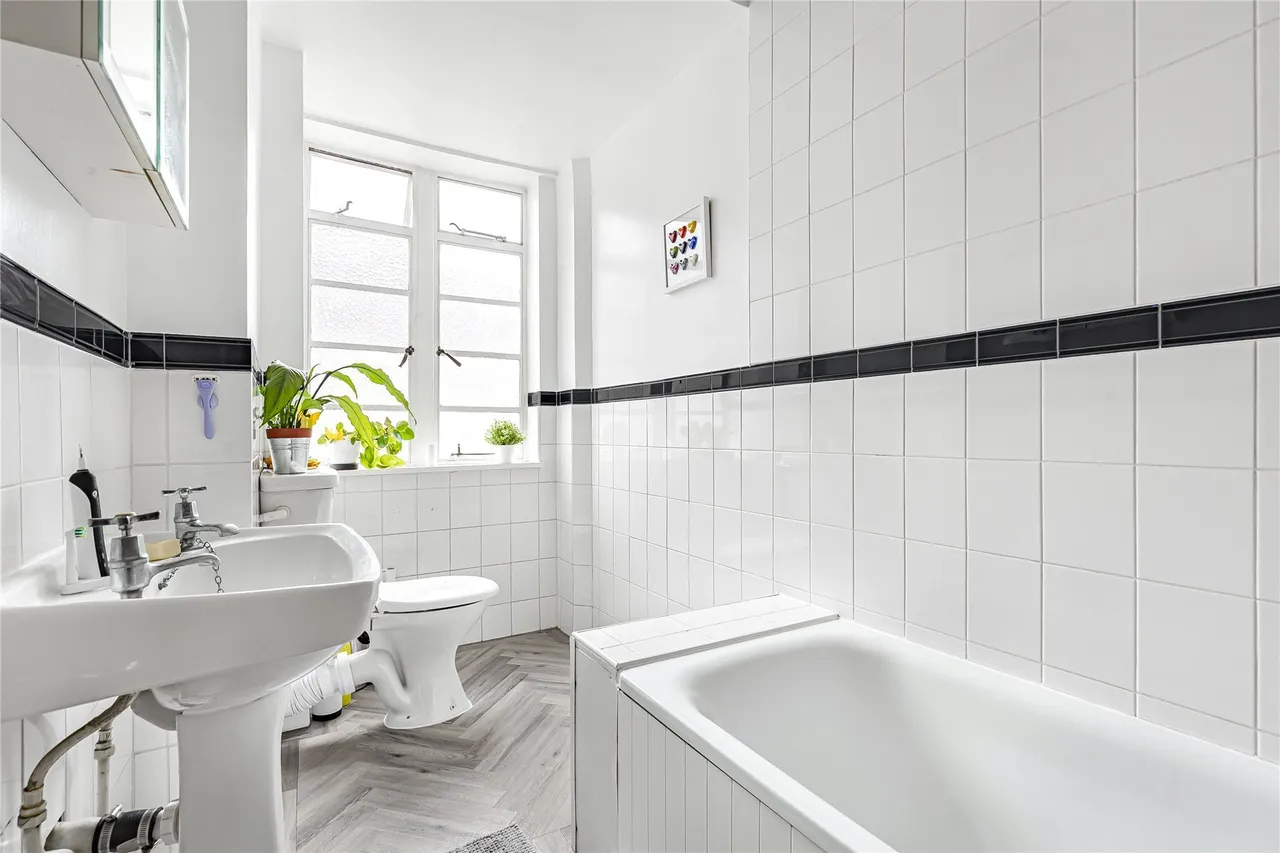 Balham High Road, London, SW17, photo 8