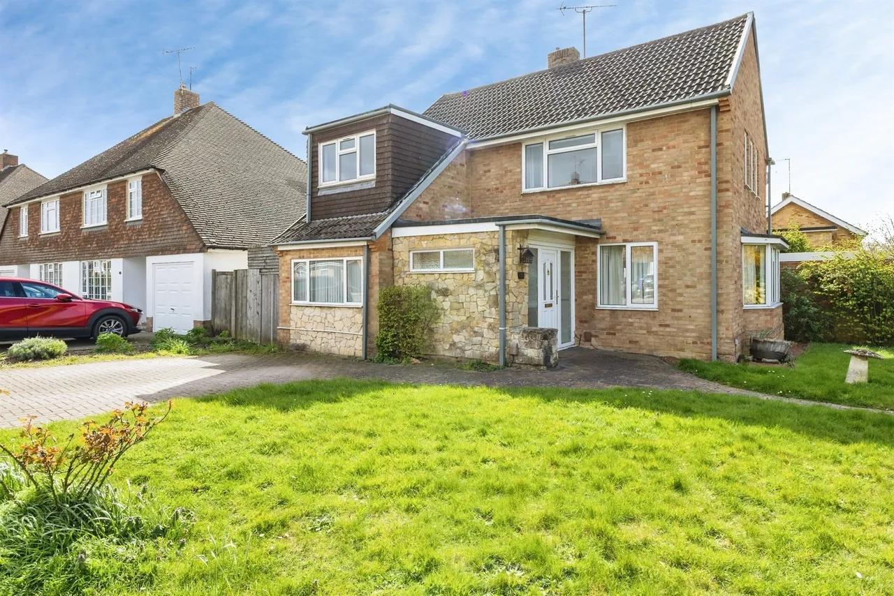 5 bed house for sale — Betchworth Avenue, Earley, Reading