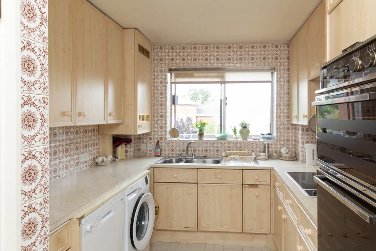 Hale Lane, Edgware, HA8, photo 3