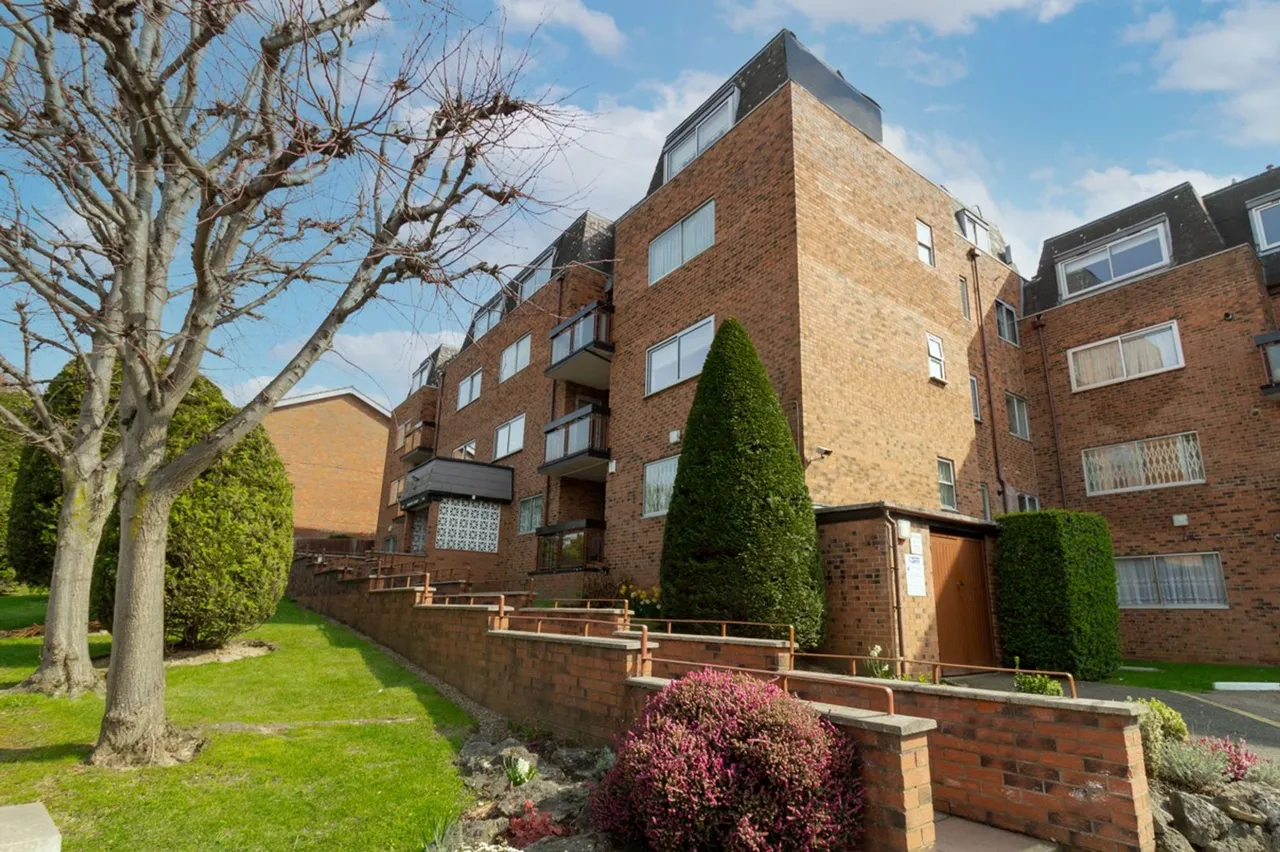 2 bed flat for sale, Hale Lane, Edgware, HA8