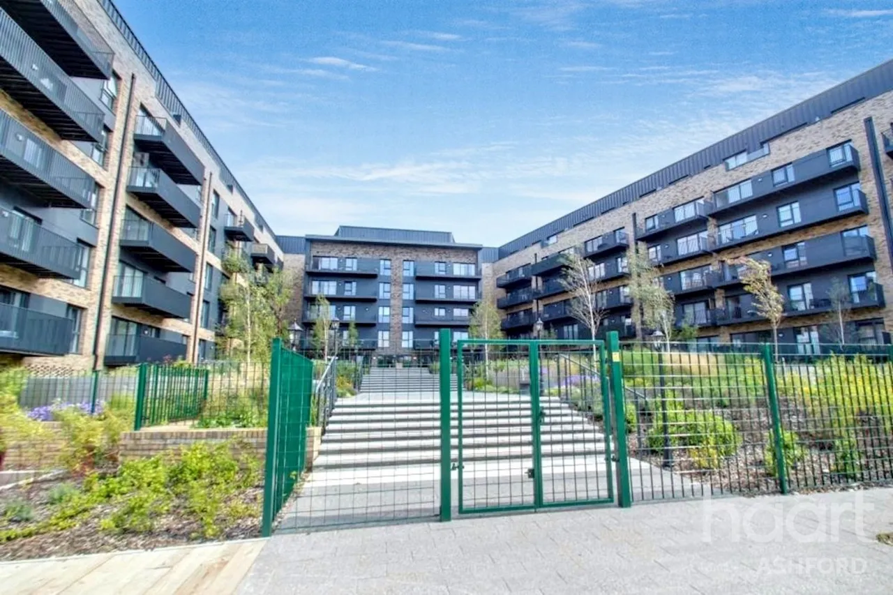 2 bed flat to rent, Victoria Point, TN23
