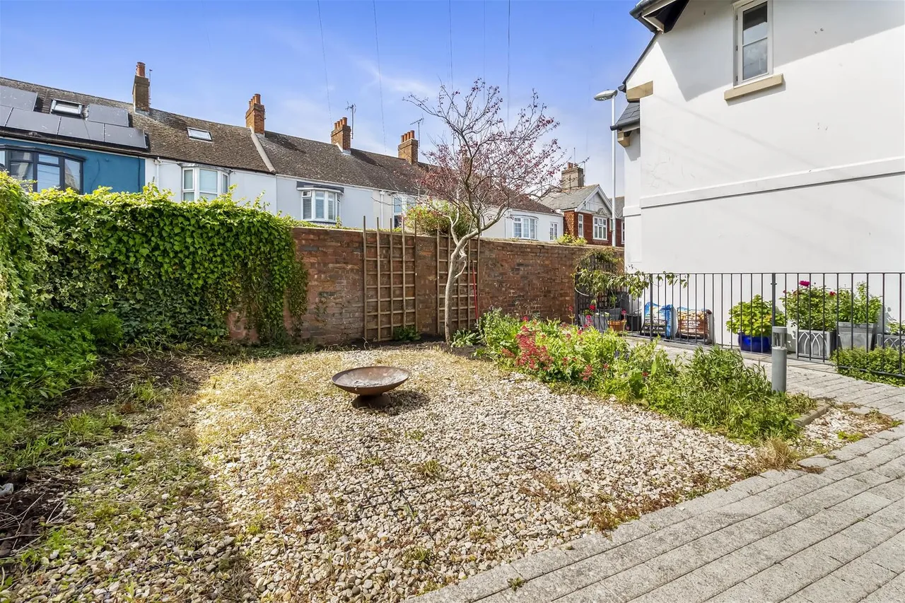 School Yard, Worthing, photo 13