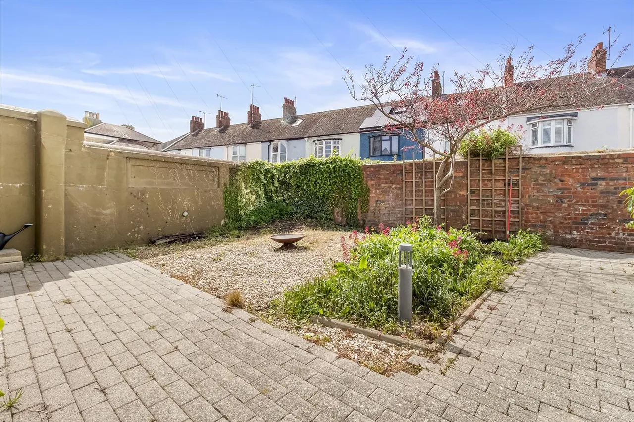 School Yard, Worthing, photo 12