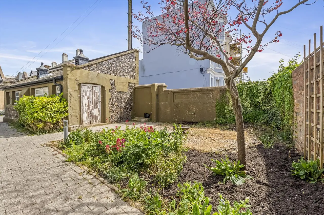School Yard, Worthing, photo 11