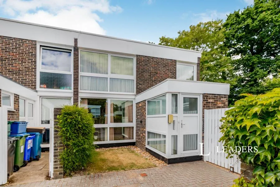 3 bed property to rent, Brackley, Weybridge, KT13