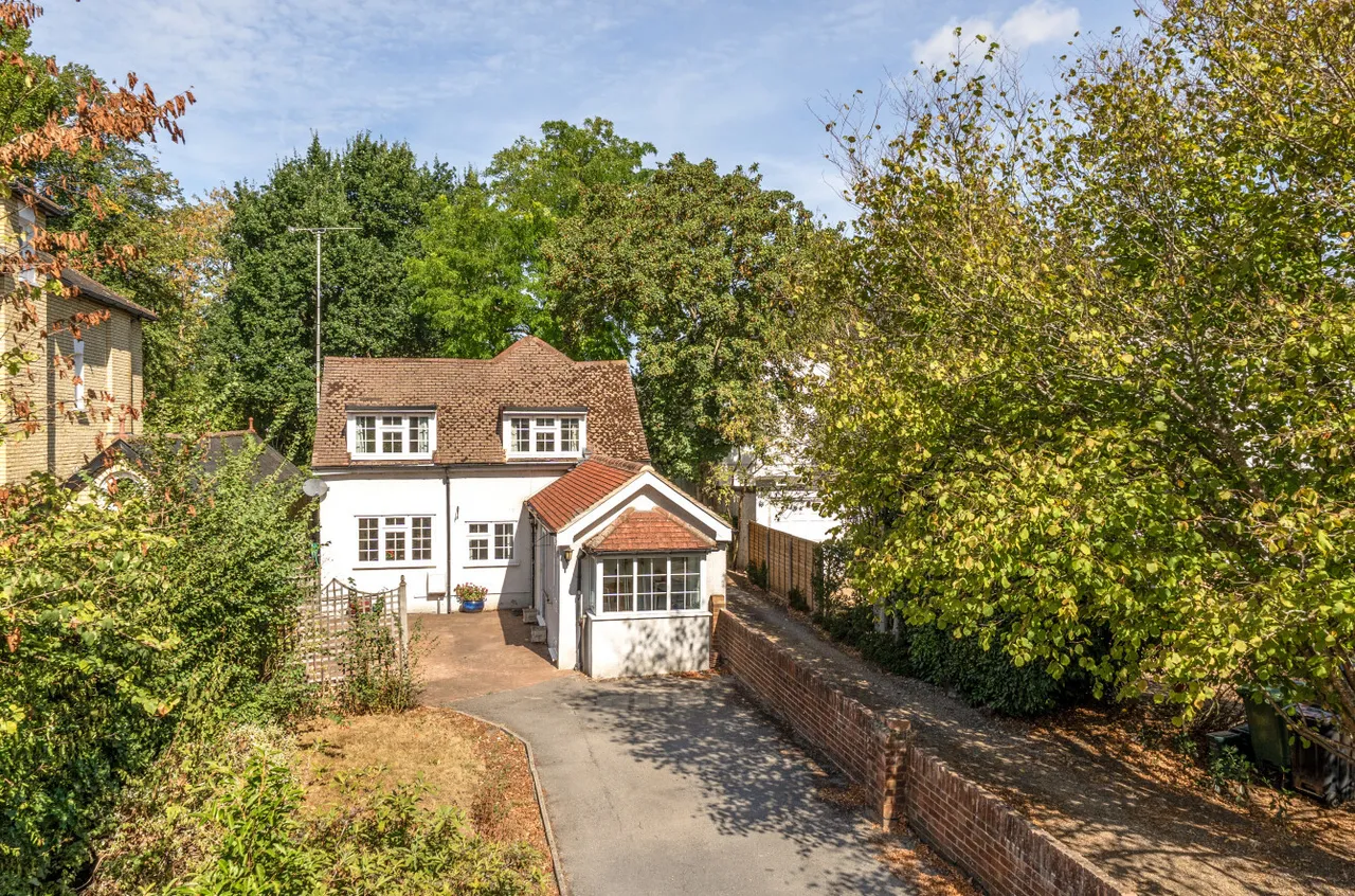 3 bed house for sale, Rydens Road, Walton-On-Thames, KT12