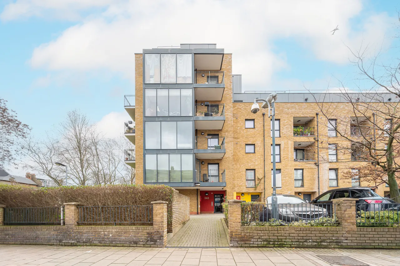 2 bed flat for sale — Flat 8, 243 Brixton Road, London