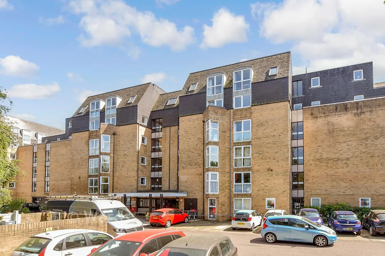 2 bed flat for sale, Sandgate Road, Folkestone, CT20