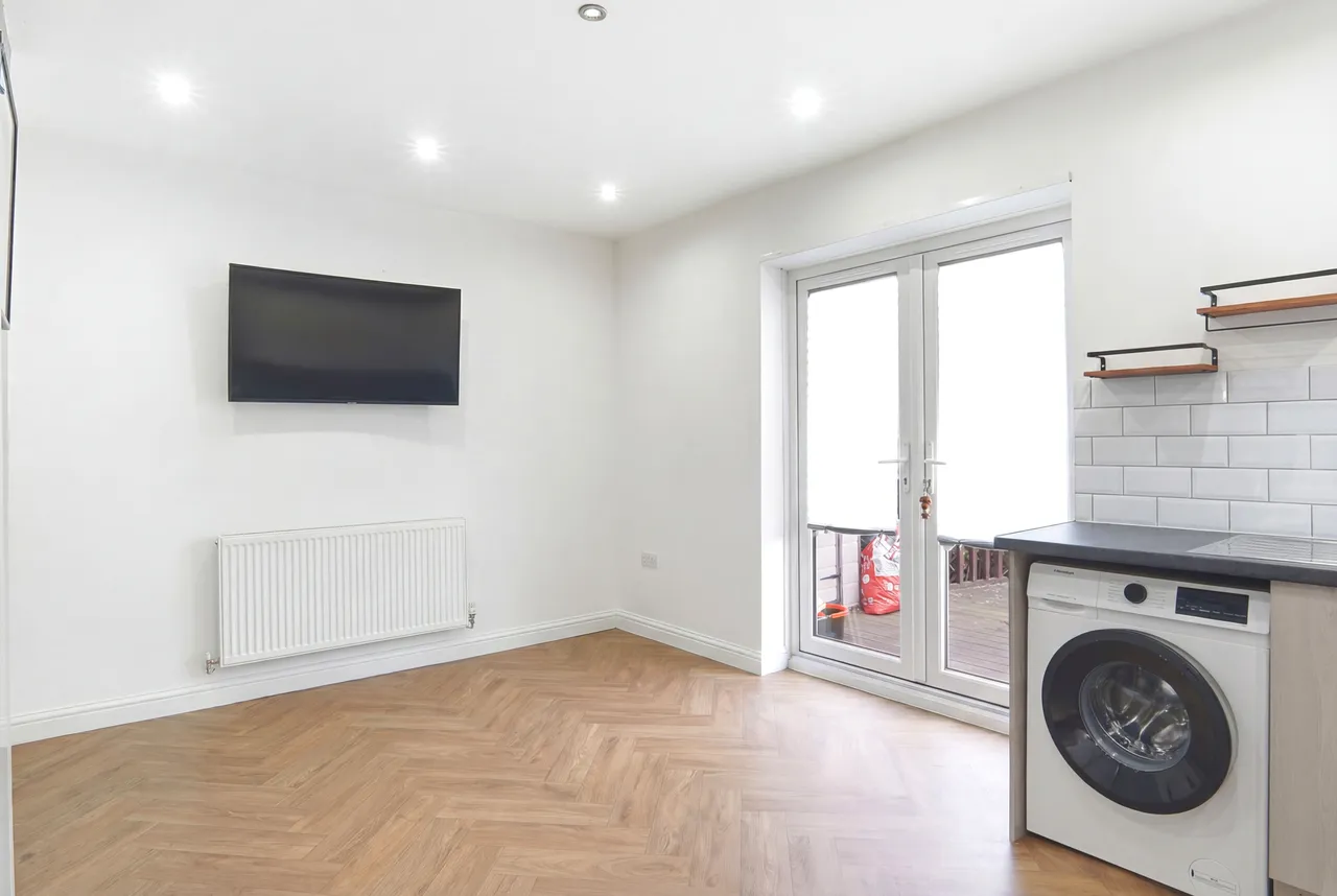 Leeds & Bradford Road, Leeds, LS13, photo 9