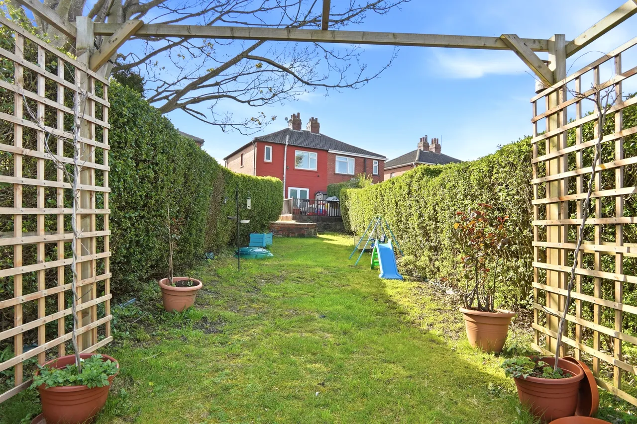 Leeds & Bradford Road, Leeds, LS13, photo 23