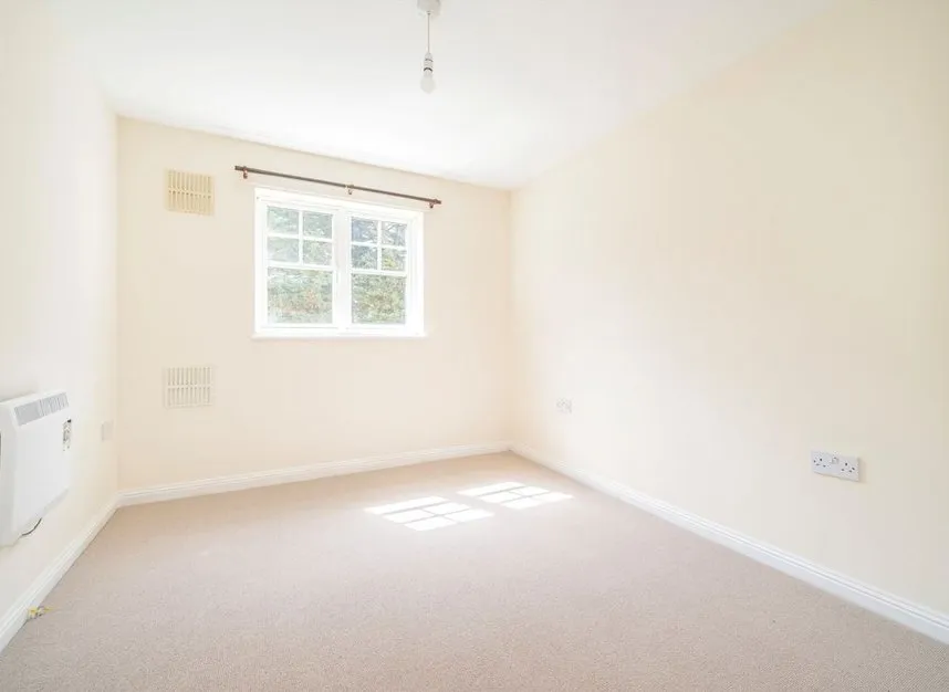Newcombe Gardens, Hounslow, TW4, photo 5