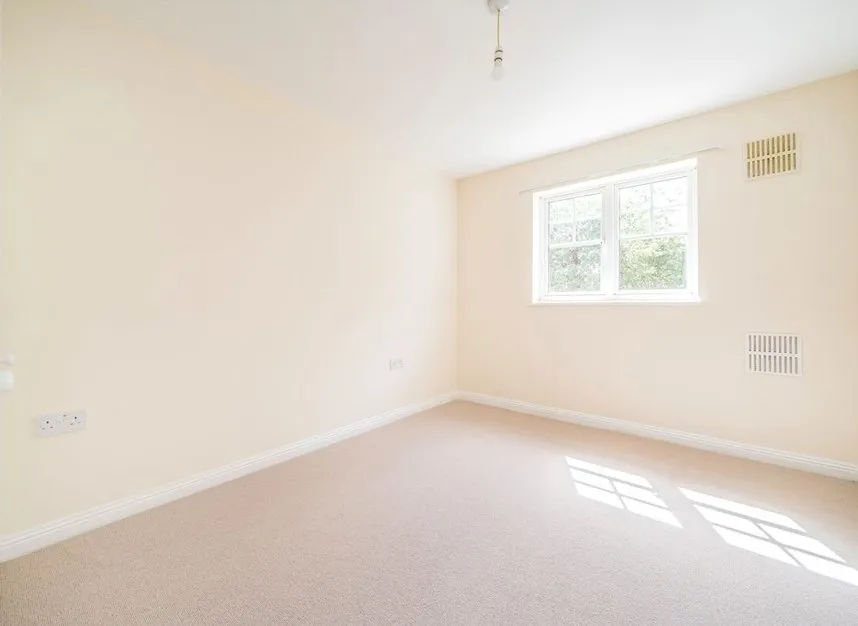 Newcombe Gardens, Hounslow, TW4, photo 6