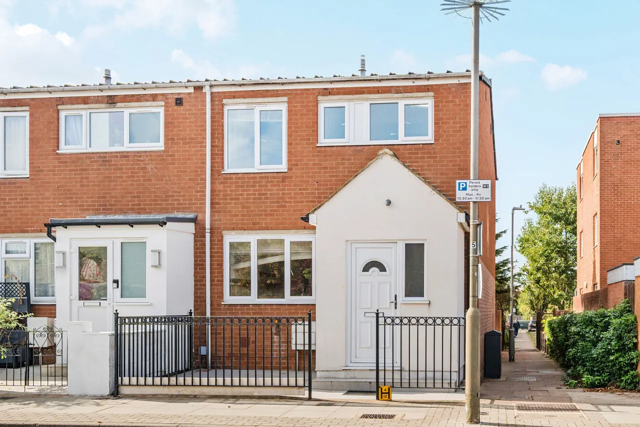 3 bed house to rent, Kingham Close, London, SW18