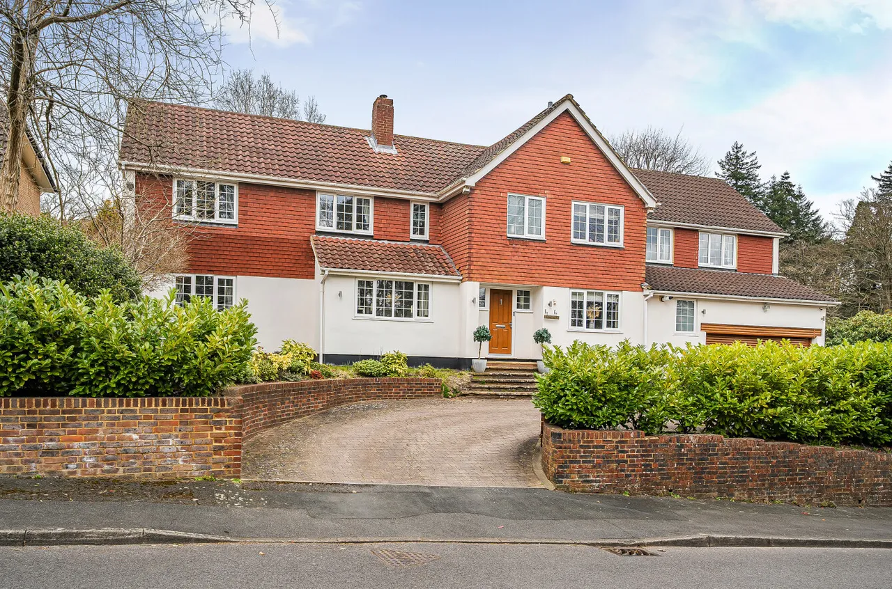 6 bed house for sale — The Fairway, Camberley, Surrey, GU15 1EF