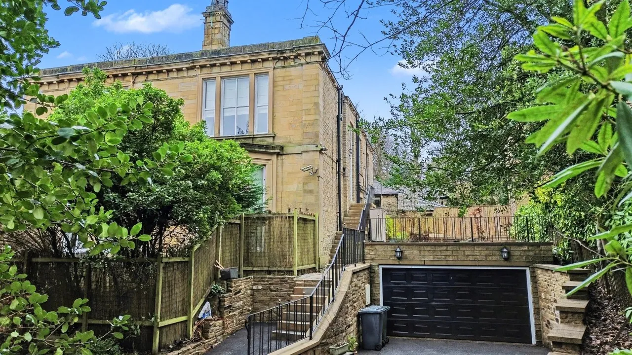 3 bed character property for sale, Halifax Road, Huddersfield, HD3