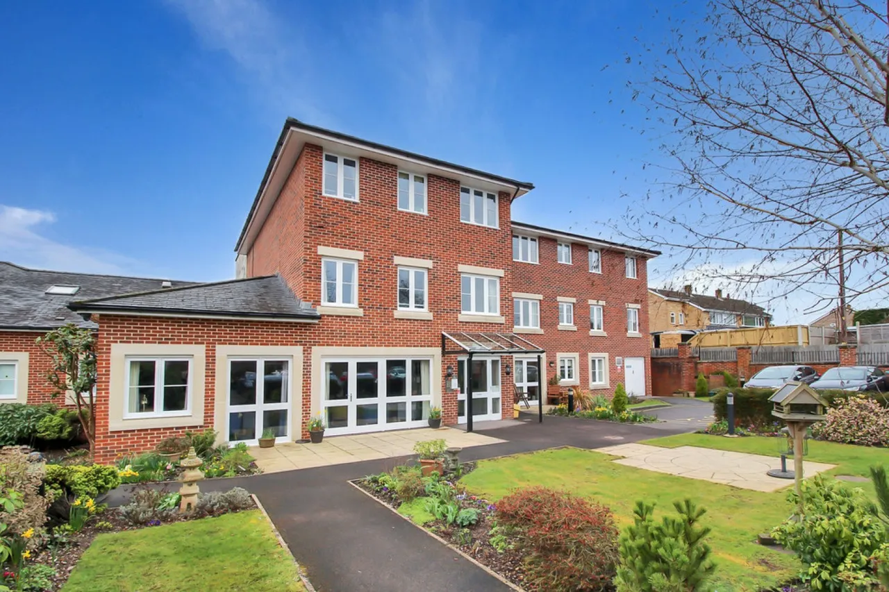 2 bed flat for sale — George Street, Warminster