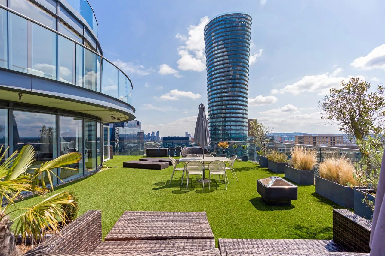 3 bed flat for sale, Millharbour, London, E14
