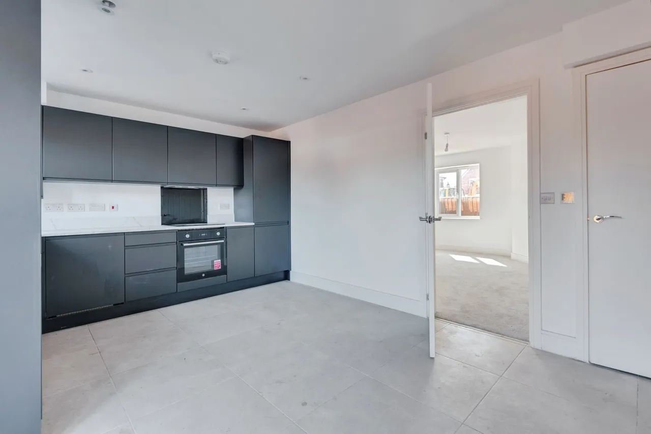 Halis Court, Hale Village, L24, photo 4