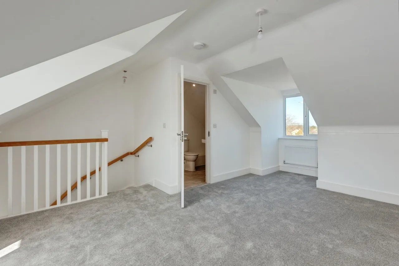 Halis Court, Hale Village, L24, photo 13