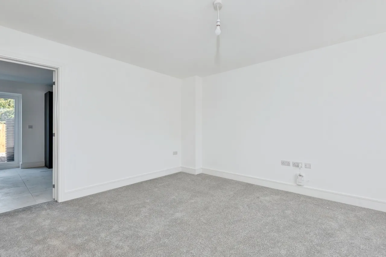 Halis Court, Hale Village, L24, photo 7