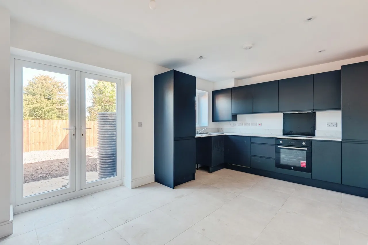 Halis Court, Hale Village, L24, photo 2