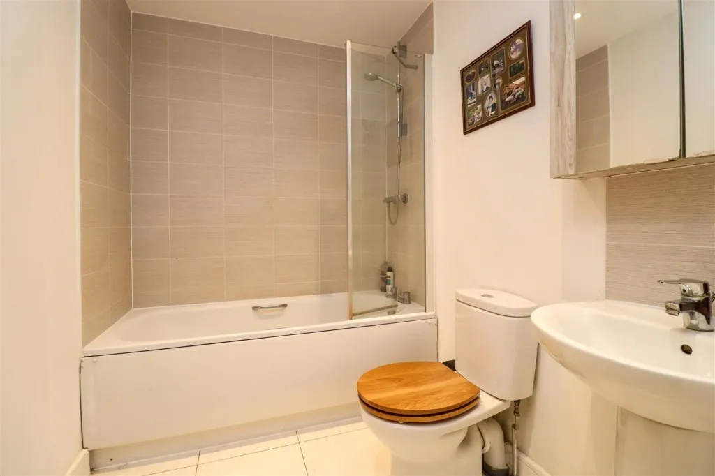 Grenham Court, Church Crookham, photo 11