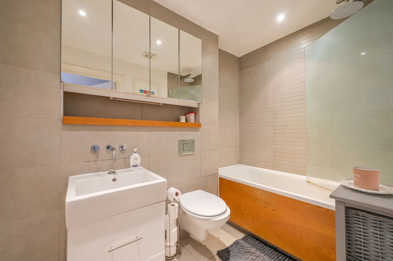 3 Eastone Apartments, 10 Lolesworth Close, London, photo 6