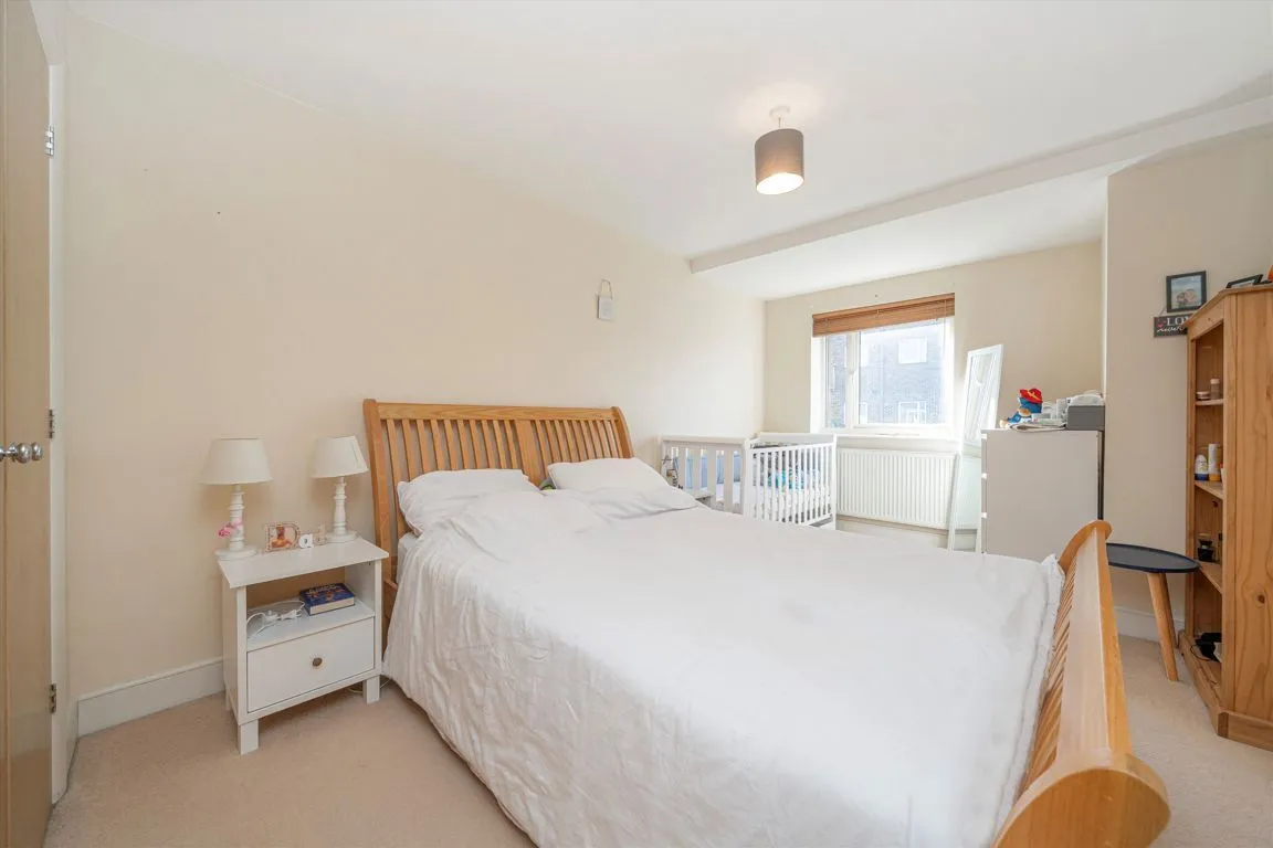 Sundeala Close, TW16, photo 4