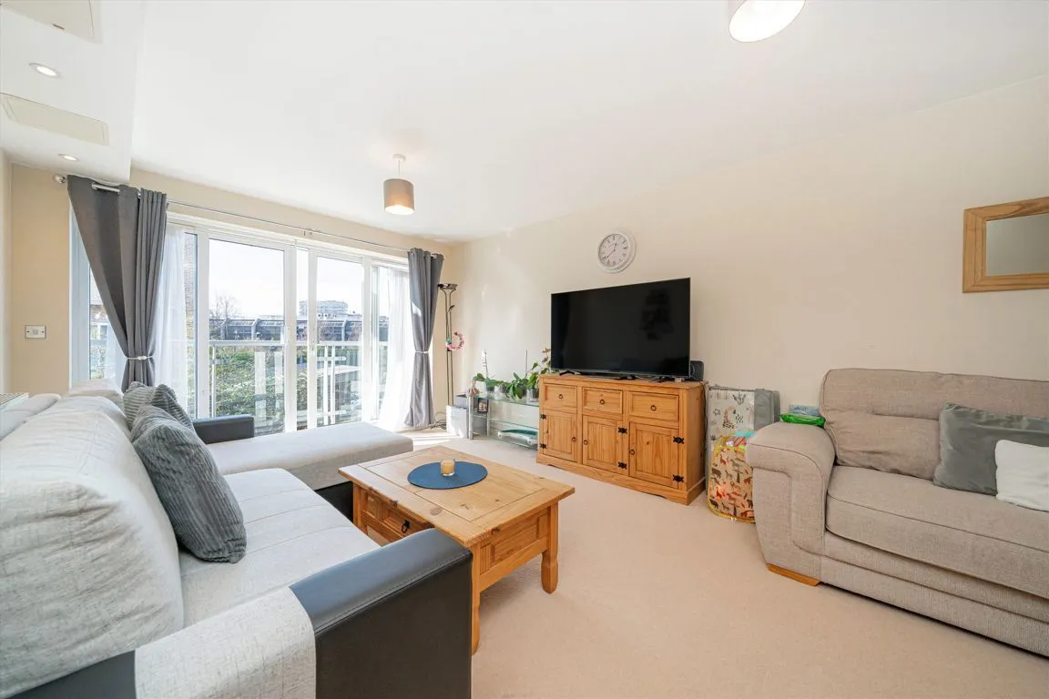 Sundeala Close, TW16, photo 2