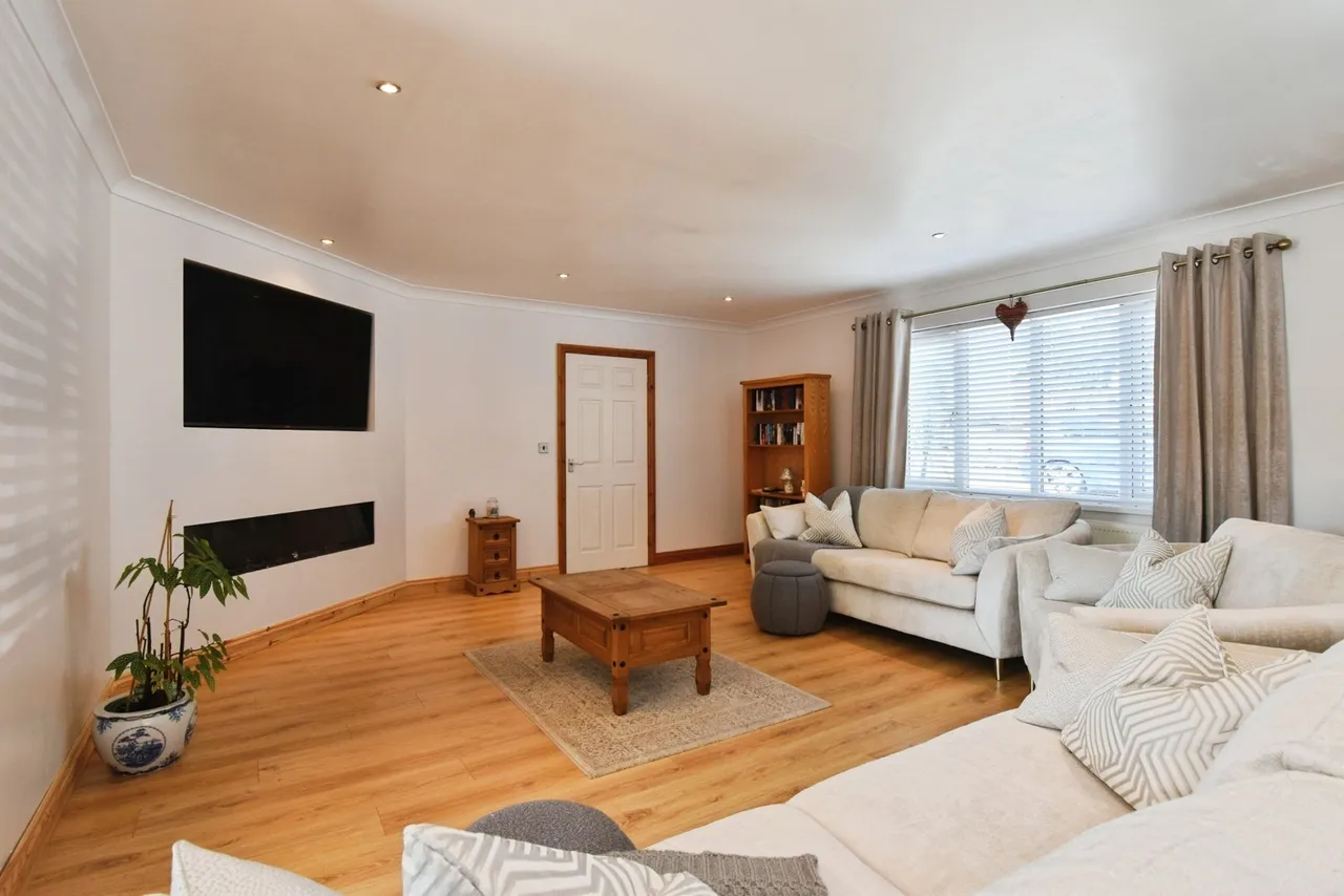Wernoleu Road, Betws, SA18, photo 4
