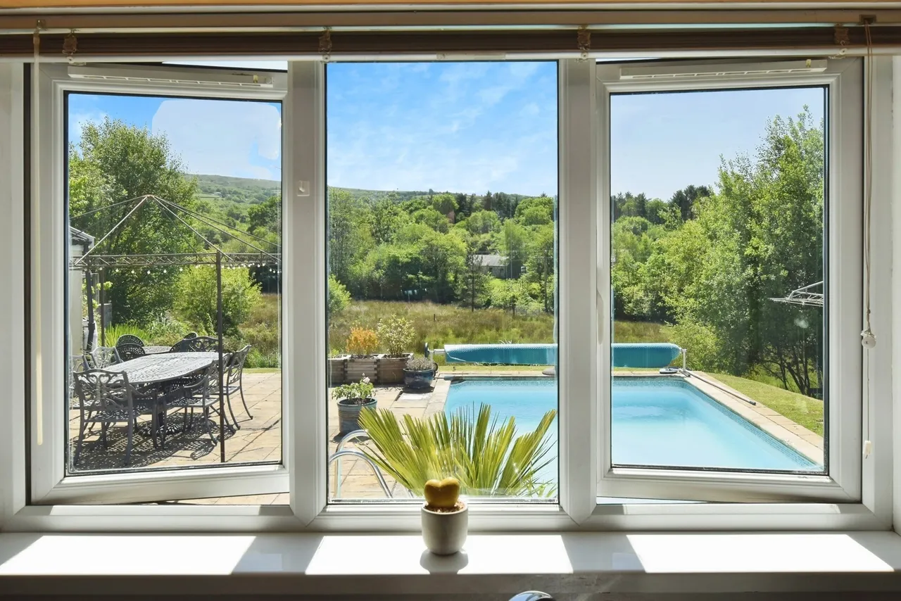 Wernoleu Road, Betws, SA18, photo 17