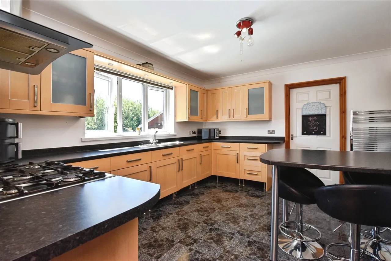 Wernoleu Road, Betws, SA18, photo 13