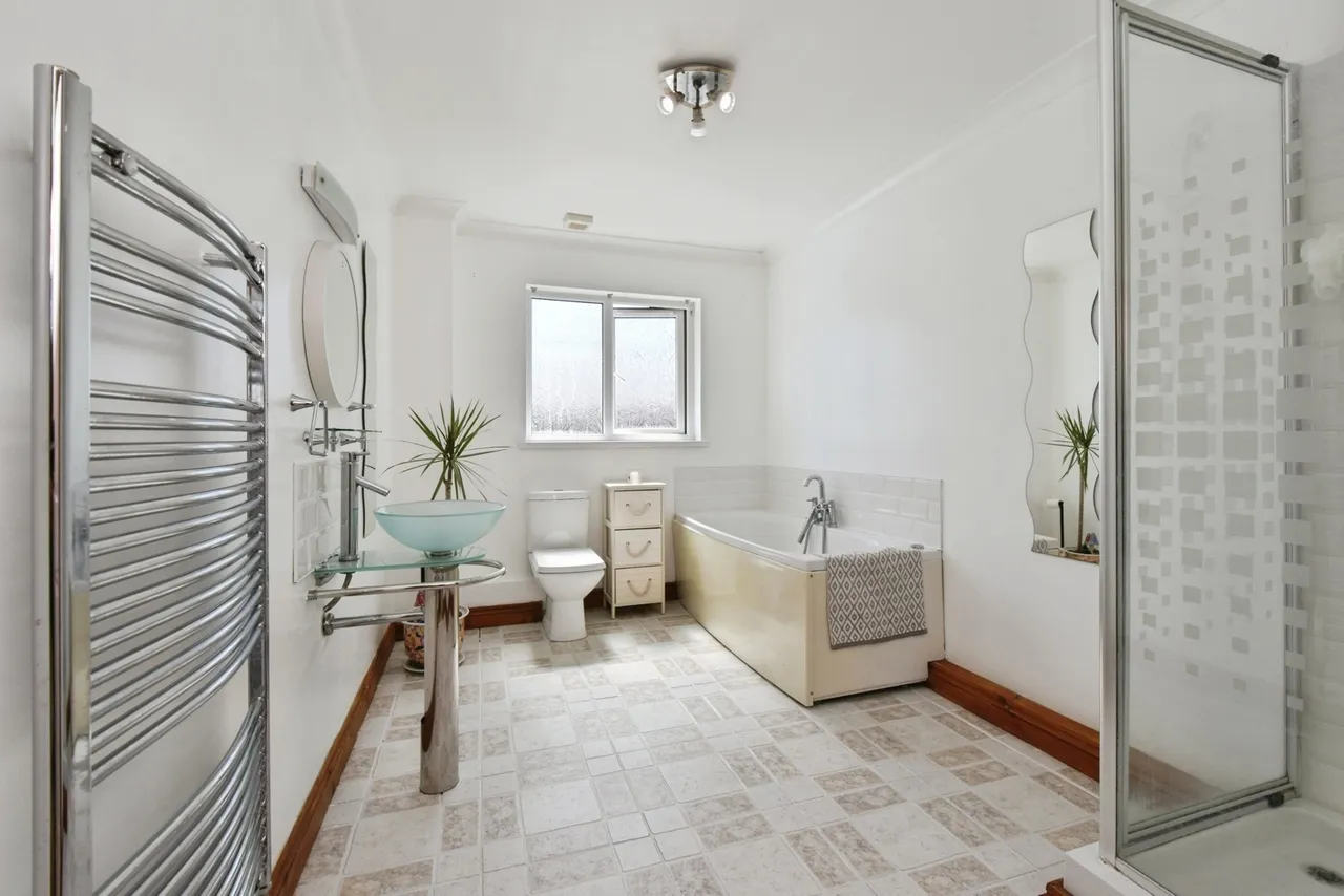 Wernoleu Road, Betws, SA18, photo 14