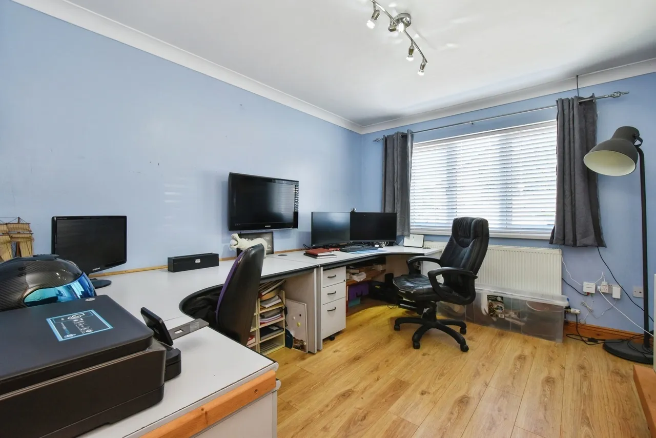 Wernoleu Road, Betws, SA18, photo 9