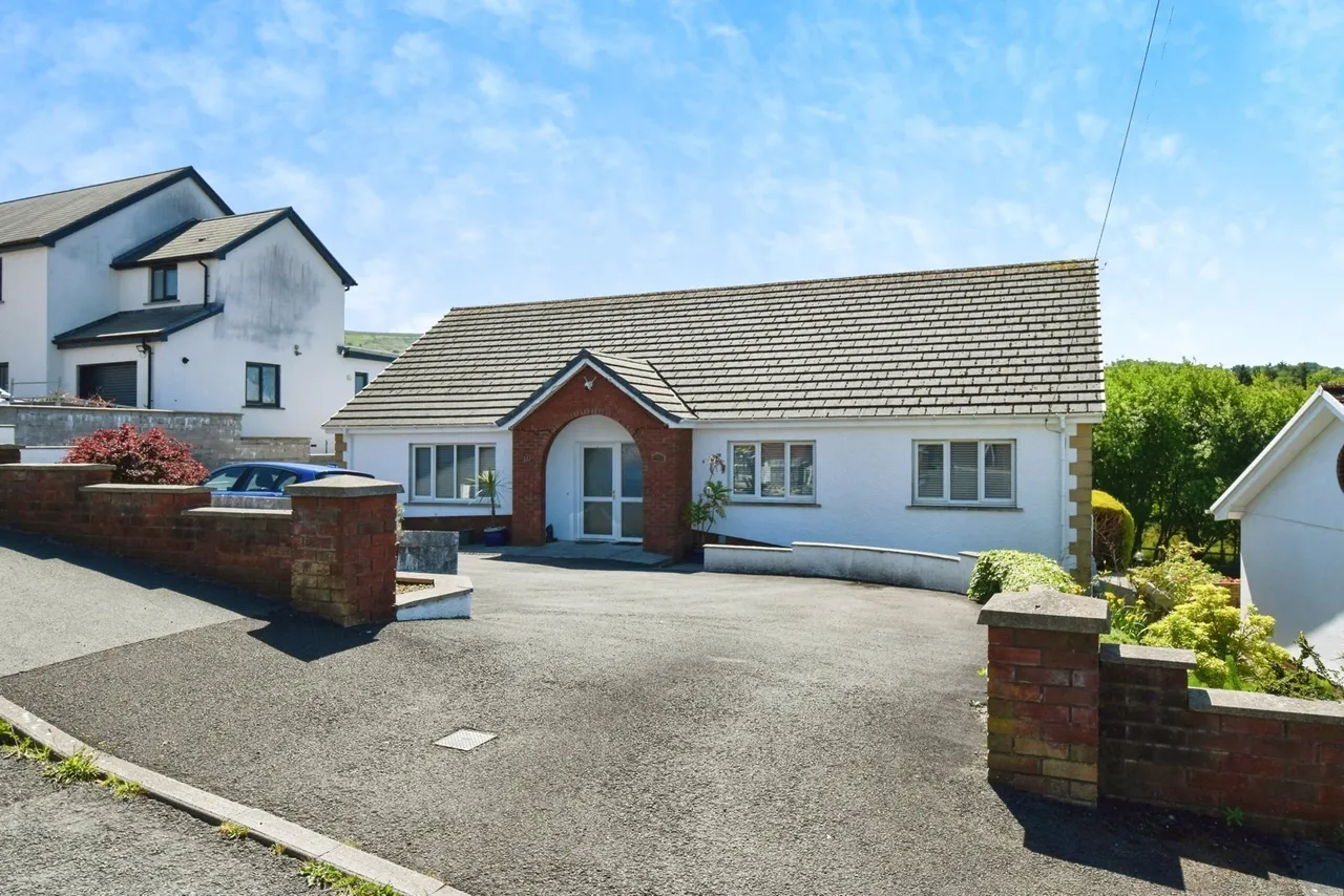 5 bed house for sale, Wernoleu Road, Betws, SA18