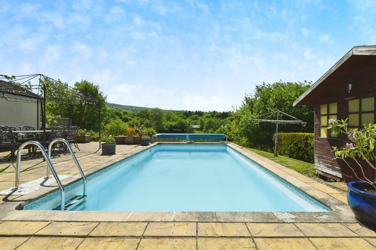 Wernoleu Road, Betws, SA18, photo 21