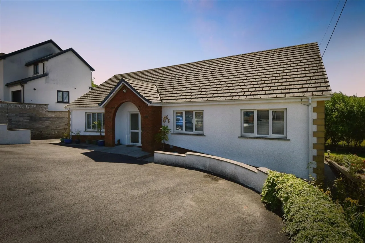 Wernoleu Road, Betws, SA18, photo 19