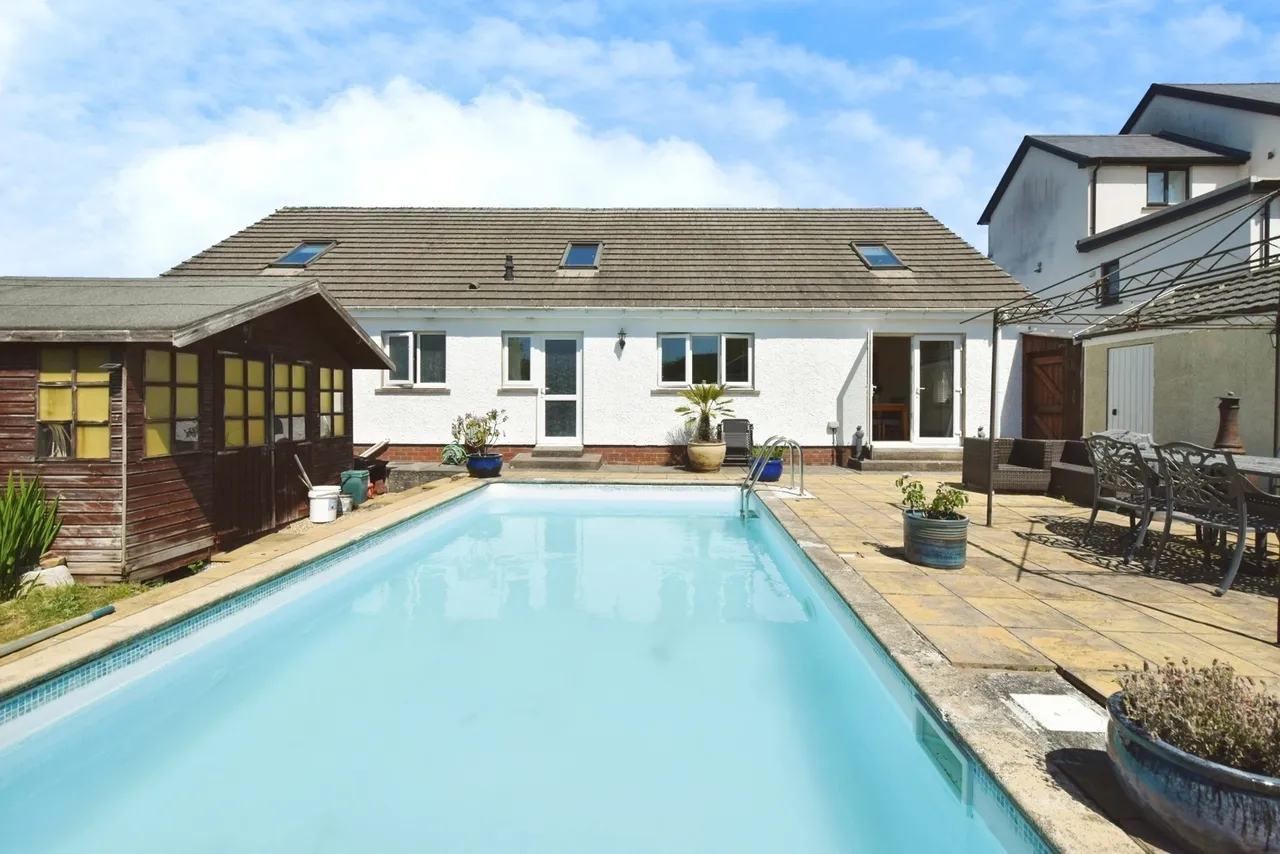 Wernoleu Road, Betws, SA18, photo 20